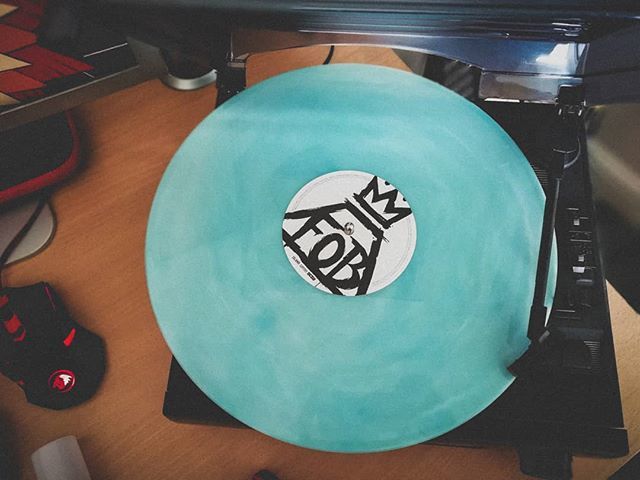Elicray's tweet photo. It's been nice using my record player again, been listening to the American Beauty / American Psycho vinyl @dreameatercosplay got me when we first got together 💕 the colours on it are lovely!
#vinyl #record #recordplayer #vinylplayer #FOB #FallOutBo… https://t.co/ebaeCrAjlr https://t.co/aHMGrqMBYM