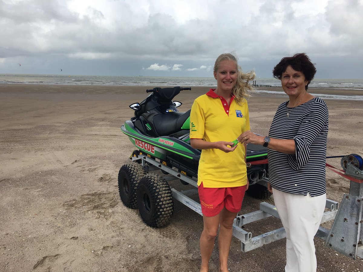 strandpost20's tweet image. Vandaag is de nieuwe waterscooter overgedragen door burgemeester @MargaVermue aan de strandwachten van Gemeente Sluis. De waterscooter zal worden ingezet bij de strandpost op het Zwin. Veel vaarplezier gewenst!