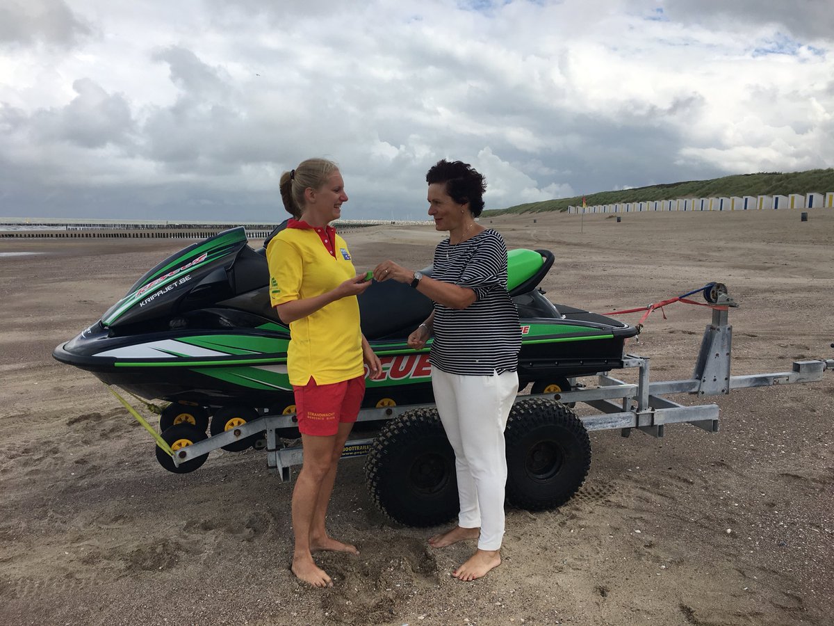 strandpost20's tweet image. Vandaag is de nieuwe waterscooter overgedragen door burgemeester @MargaVermue aan de strandwachten van Gemeente Sluis. De waterscooter zal worden ingezet bij de strandpost op het Zwin. Veel vaarplezier gewenst!