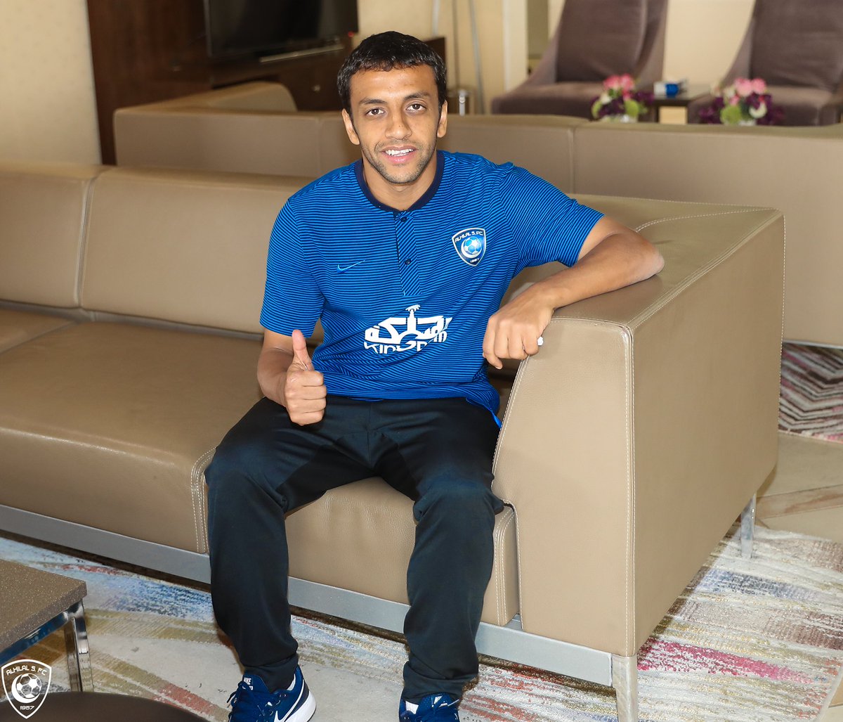 Alhilal_FC's tweet photo. 📸 تغادر -بعد قليل- بعثة فريق #الهلال الأول لكرة القدم متوجهةً إلى "لندن"، تحضيرًا لخوض مباراة السوبر على كأس الهيئة العامة للرياضة. https://t.co/bRJsc4wqaz