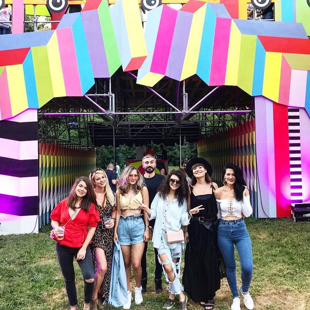 rua_royal's tweet photo. It's #all about #living the #moment! 🇷🇴🎶❤️☮️
#summerwell #festival #festivalchic #stage #friends #fun #joy #girls #cool #igers #instamusic #foreveryoung #picoftheday #thisislife #perfect #love #colors #RUA #music @bastillle #wascool #RO #Bucharest https://t.co/JuSm4YmRTO