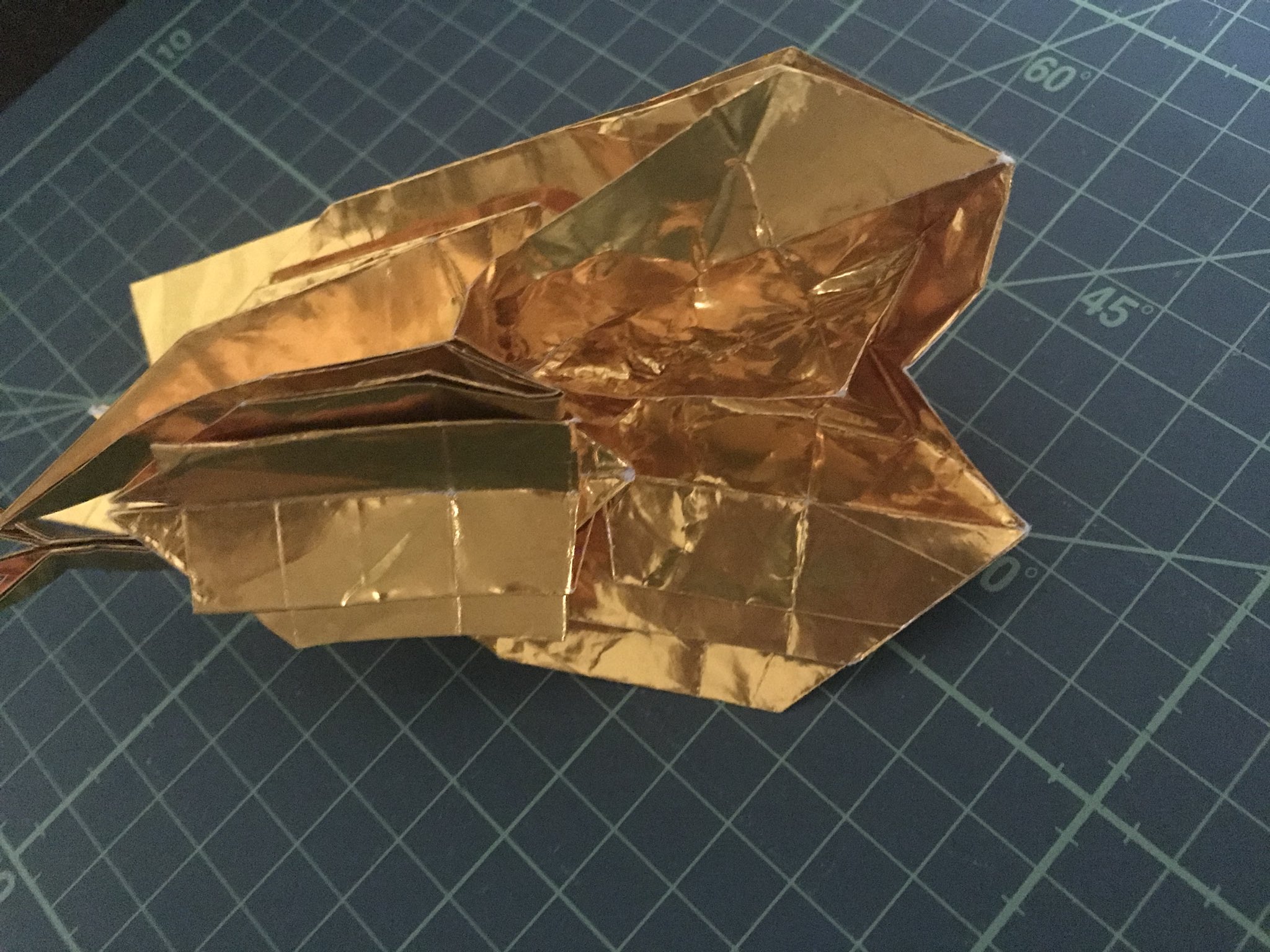 折り紙を折るイシカワさん かぶせ折りが多いので紙が破れそうになる そもそもホイル折り紙なのでクシャクシャに跡がついてしまい なんだかわからなくなっていく 上級者みたいにウェットフォールディングとか技法を駆使すべきかな T Co