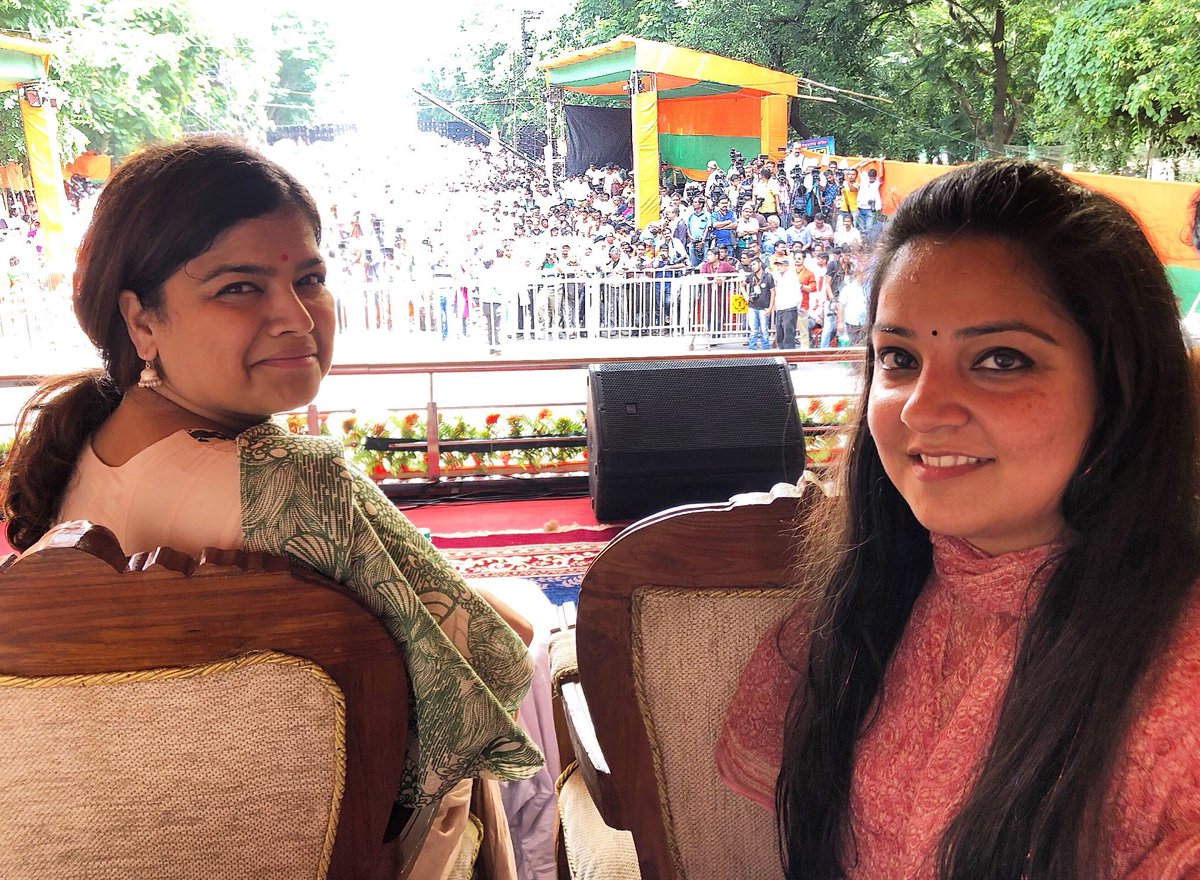 CharuPragya's tweet photo. At the #CholoKolkata rally with our President @poonam_mahajan Ji.
This sea of people is a sea of change that will wash over West Bengal now!
“TMC : Terror Making Company” is on its way out.
#IStandWithProgress
#IStandWithBJP https://t.co/qSQbyGNwkD