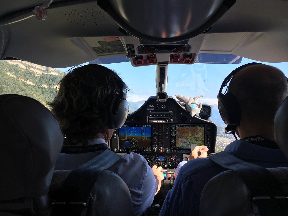 DaphDesrosiers's tweet photo. Les aventures de #Rafalou : partir à la rencontre de la @PAFofficiel en PA68 avec @AlpineAirlines 😍@courchevel  #altiport @Armee_de_lair #avgeek #pilot #aviation #aviationlovers #flight #montagne https://t.co/hajMOwfYme