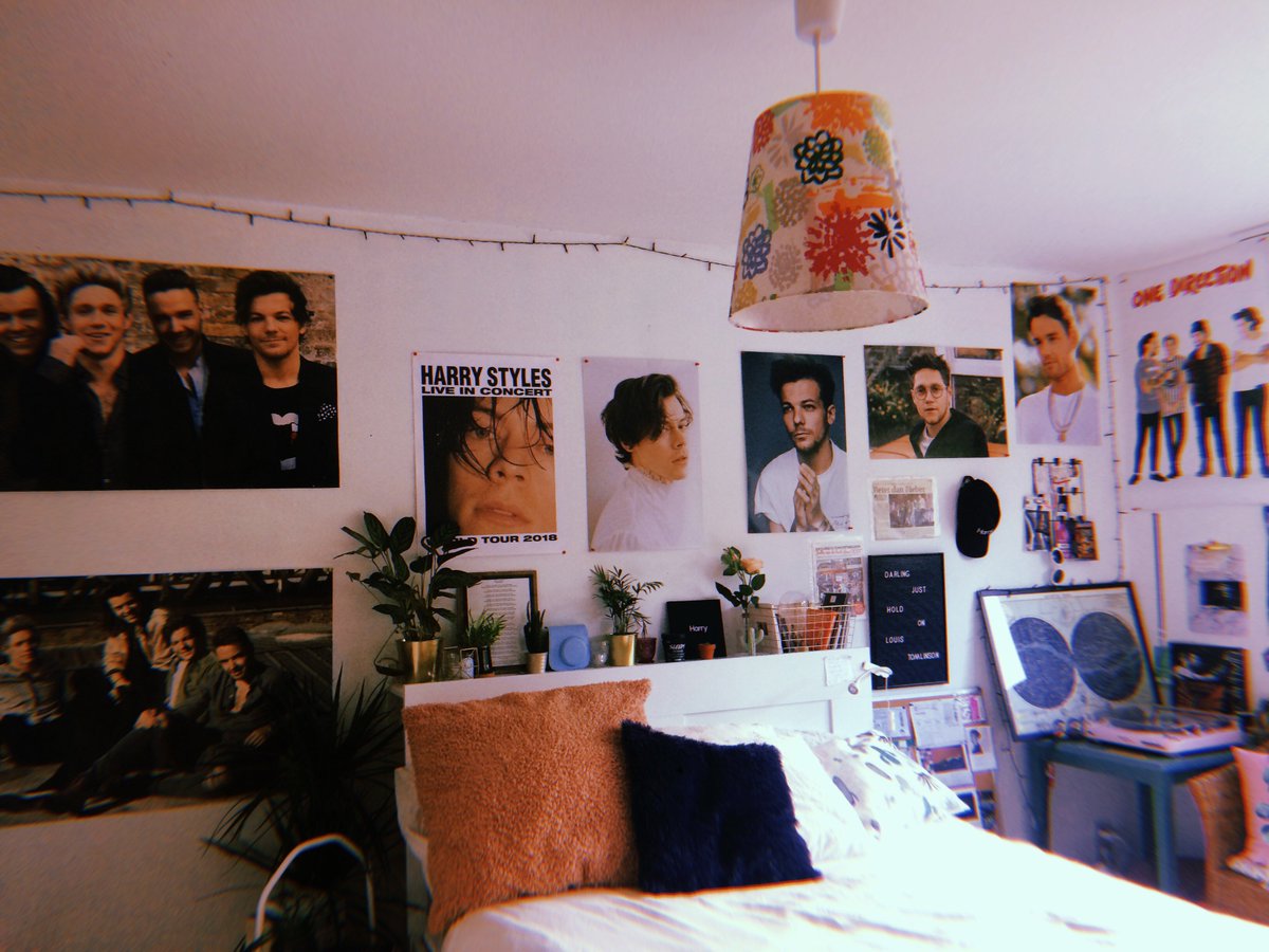 loveoml1989's tweet photo. my room back in 2013 vs. now 2018 https://t.co/MTd1vBHViB