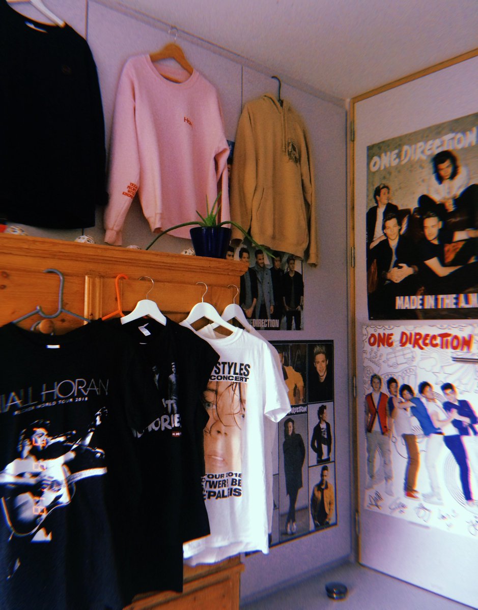 loveoml1989's tweet photo. my room back in 2013 vs. now 2018 https://t.co/MTd1vBHViB