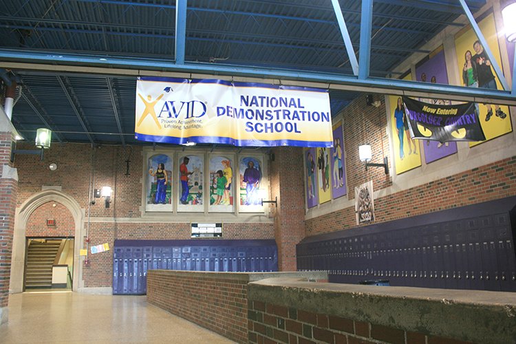 MadisonEastHS's tweet photo. We look forward to seeing you at East on either Tuesday OR Thursday this week! Families: Please read this important message (also sent via email) that includes important information for the 2018-19 school year: https://t.co/nuln2SYY5M. #PurgolderPride #MMSDBackToSchool https://t.co/aZQ5iqWrVS