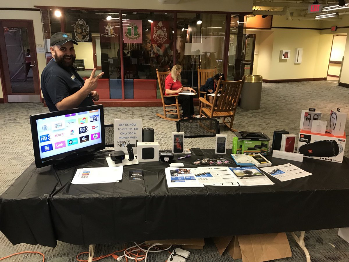 therealgem3's tweet photo. International student table day at Davidson college with @JazSaysBest   and Statesville!!! #wintogether #Paintthecityblue @MidAtlantic1860 @CorkinsCaleb @MidAtlStatesREx @404girl @OwnTheHomeJones @theriddler704 https://t.co/YB5khc2dFP