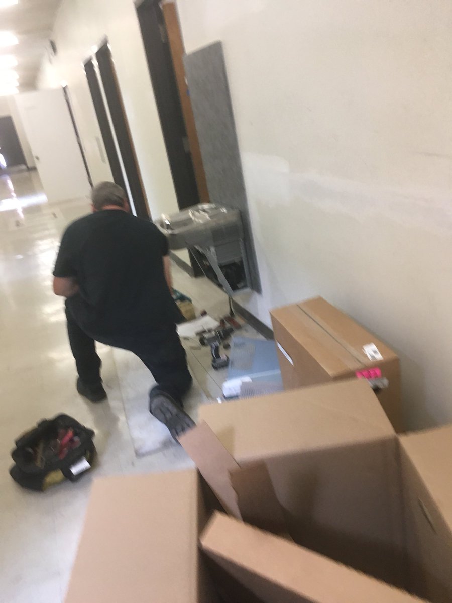 MallorySmith39's tweet photo. @SEDRD updating the water fountains! #TapIn #waterbottlefreecampus https://t.co/LtE1X8lvR5