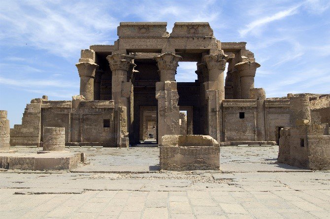 Kom Ombo, el único templo de todo Egipto dedicado a dos dioses. A pocos kilómetros de Aswan, cuenta con un “nilómetro” para conocer la altura del río. #thisisegypt #egiptología #egyptlovers #EgiptoDondeTodoComienza #Curiosidades #AntiguoEgipto #Nilo #igersegypt #tourist  #tourism