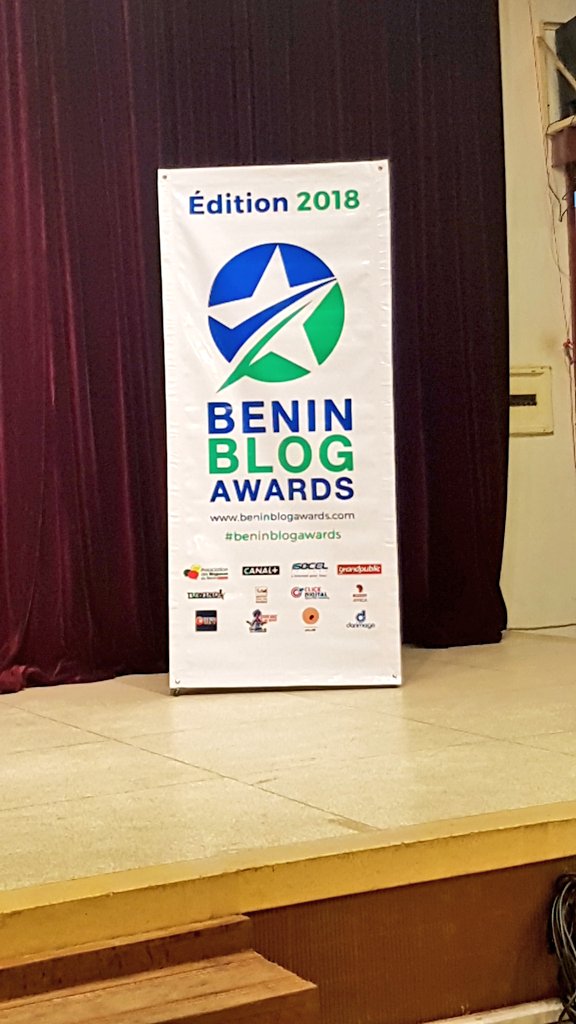 Mes félicitations à <a href="/semevokoucoi/">Sèmèvo KOUCOI</a> et aux lauréats de l'édition 2018 du <a href="/beninblogawards/">Bénin Blog Awards</a> .
Ce type d'initiatives encourage les producteurs de contenus sur internet que sont les blogueurs et participe à l'émulation de talents sûrs en matière de digital au Bénin #BeninNumerique