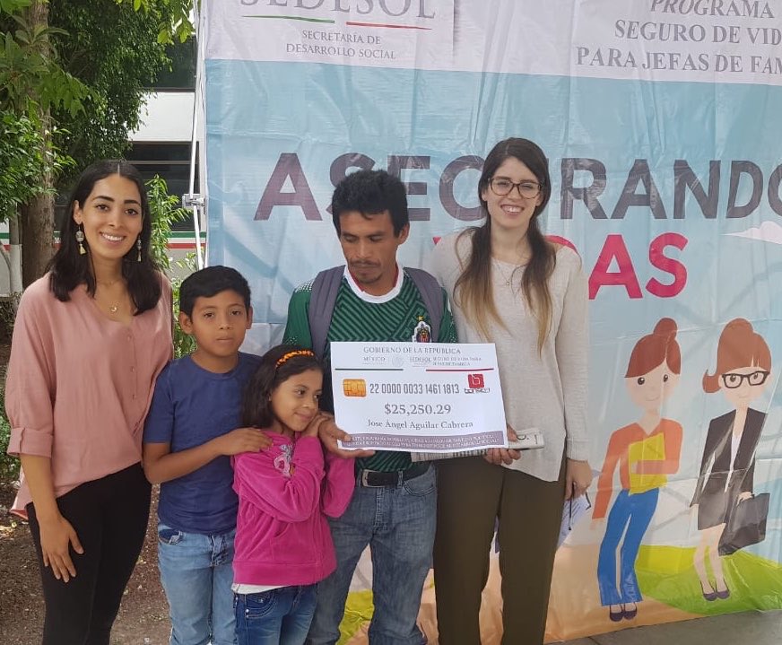QroBienestar's tweet photo. El día de hoy se hizo entrega de apoyo retroactivo a beneficiarios y responsables del Programa de Seguro de Vida para Jefas de Familia. #SedesolContigo https://t.co/RwWyR8BL69