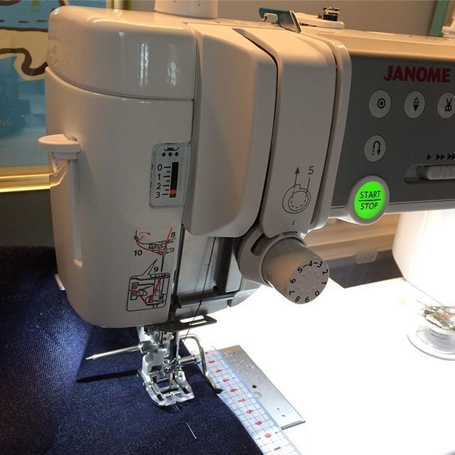 CarmencitaB's tweet image. Still topstitching! (Nan! I’m joking, I worked today) Notice the use of the walking foot and the use of the accompanying guide. #allthetools 🇨🇦 Je surpique toujours (Nan, je rigole, j’ai travaillé aujourd’hui). Veuillez noter l’utilisation du double … ift.tt/2Mnu2Oj