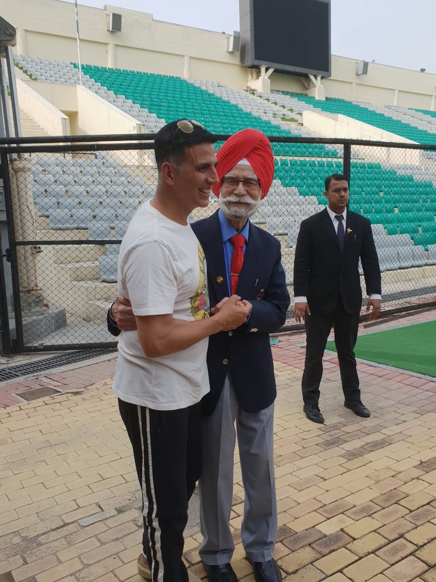 Akkistaan's tweet photo. Pics: @akshaykumar sir with the living hockey legend Mr. @BalbirSenior who was part of the winning team that brought home the first prestigious #Gold for India back in 1948. #GoforGold #2DaysToGold https://t.co/oGqR5LDvom