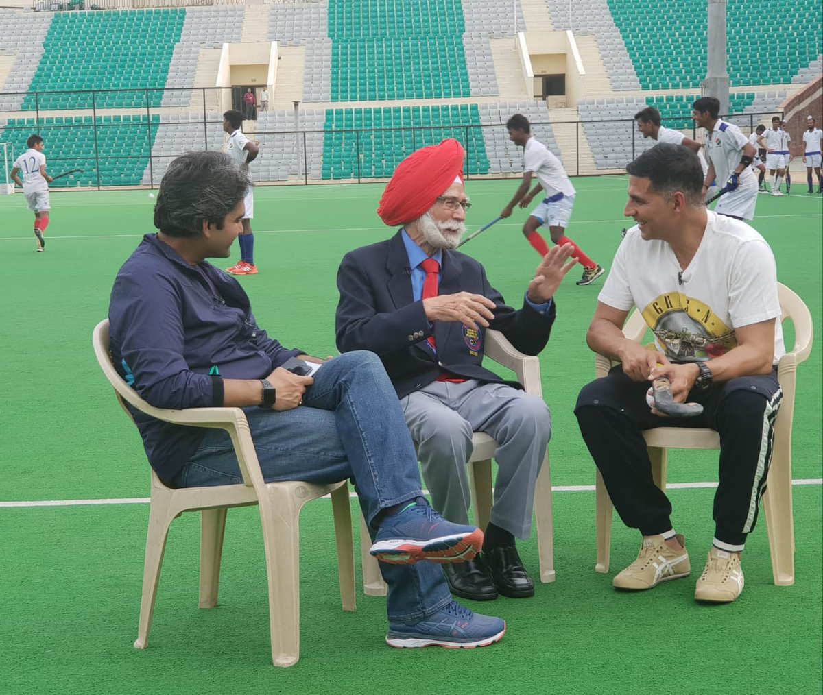 Akkistaan's tweet photo. Pics: @akshaykumar sir with the living hockey legend Mr. @BalbirSenior who was part of the winning team that brought home the first prestigious #Gold for India back in 1948. #GoforGold #2DaysToGold https://t.co/oGqR5LDvom