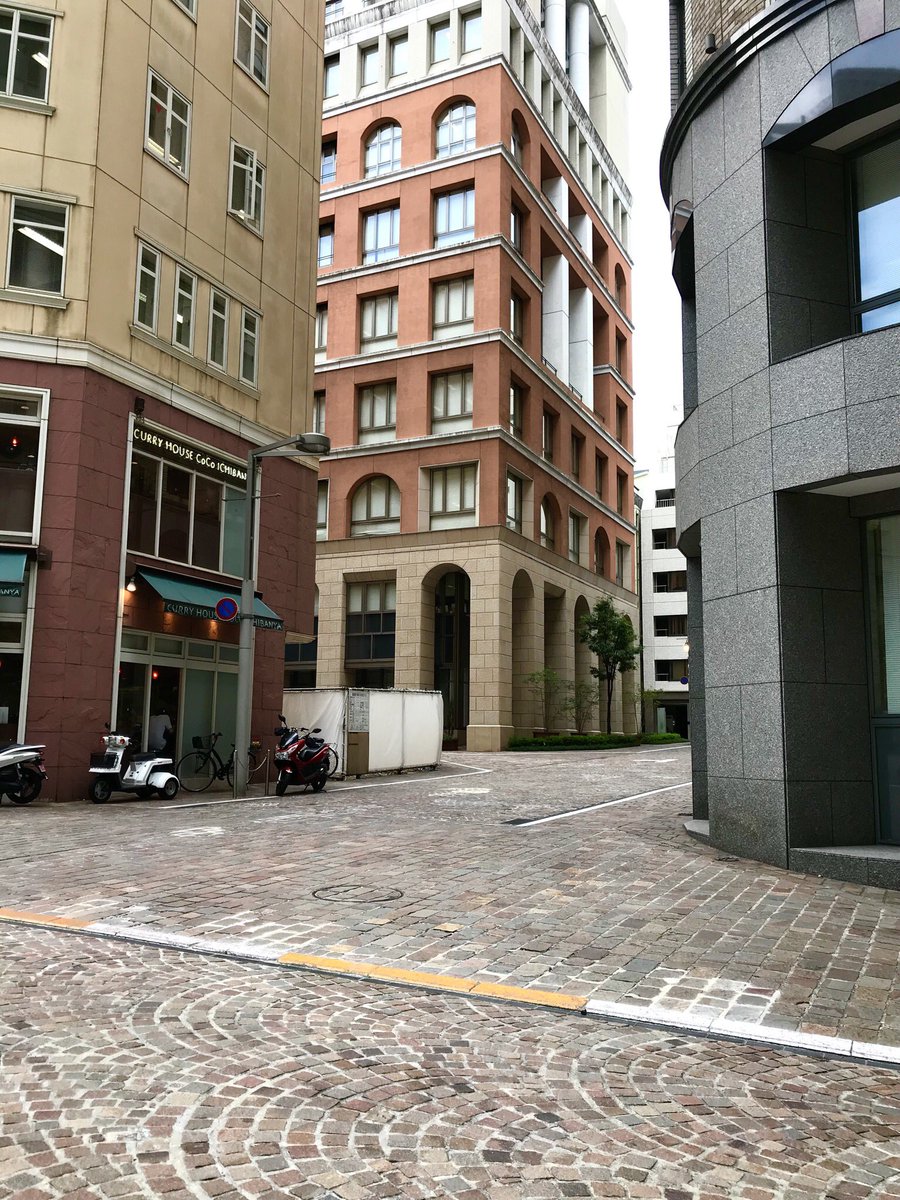 イッコ Twitter પર 汐留 イタリア街 急に石畳みの道になっていてイタリアの街並みにいるようです カレーのcoco壱もお洒落なイタリア仕様になっています 花より男子 のロケ地だったようです