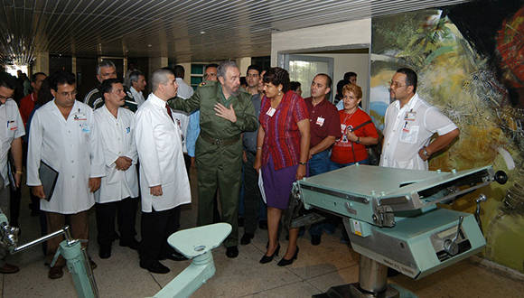 inn_cuba's tweet photo. Innumerables y colosales son los aportes a la salud pública cubana, cuyas experiencias históricas tuvieron un cambio sustancial con la presencia, pensamiento y proyecciones humanistas de Fidel
 #Fidel #SomosFidel #FidelSalubristaMayor #FidelVive https://t.co/HgUwxkSyWK