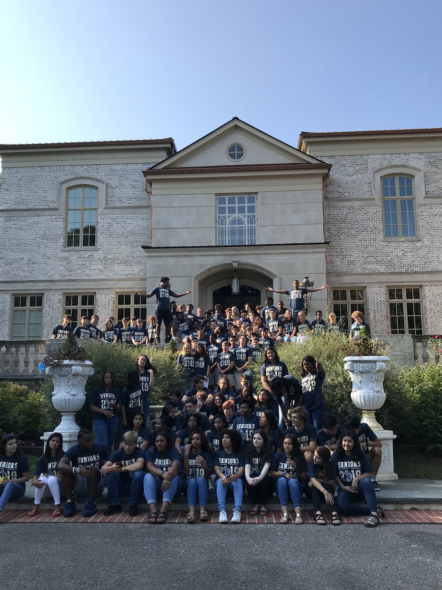 LausanneAlumni's tweet photo. First Day of school! Class of 2019 is ready for senior year! https://t.co/RoAnIl3YDh