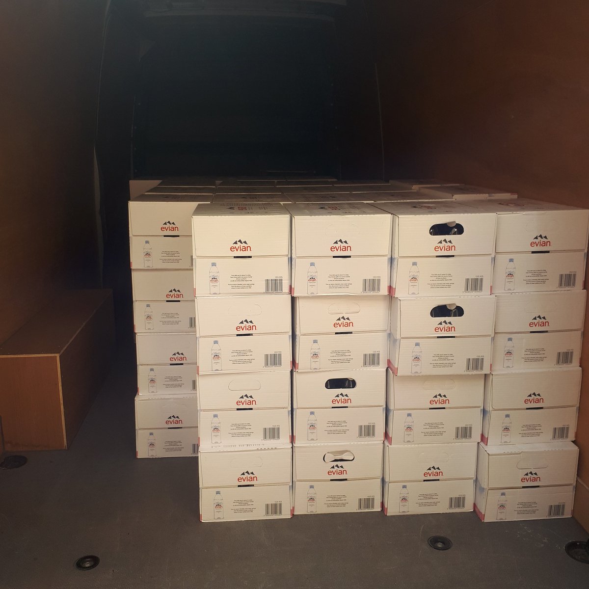 PrimeTimeManVan's tweet image. Our #weather may have cooled down in recent days, but we still need water. Our #clients chose @evianwater to deliver too there serviced offices in #central #London and what an excellent choice they made.
#evian #water #healthly #lifestyle #active #courier #experts #manandvan