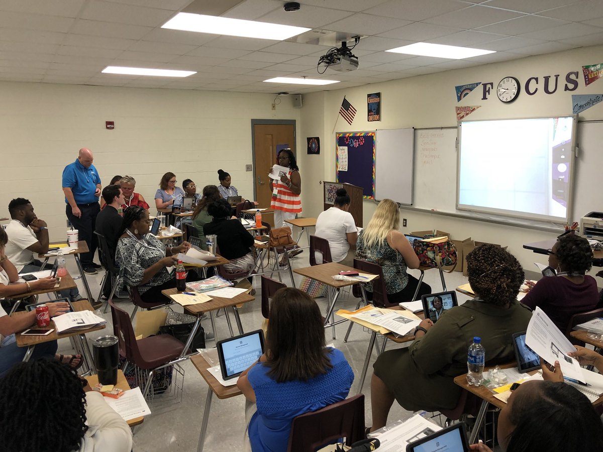 DCSD_SC's tweet photo. The DCSD Digital Transformation Conference is going strong today with about 700 attendees! We are working hard to provide teachers with a variety of knowledge and technology tools to positively impact the 21st century classroom! #DCSDTransforms https://t.co/A8J4gZZI5w