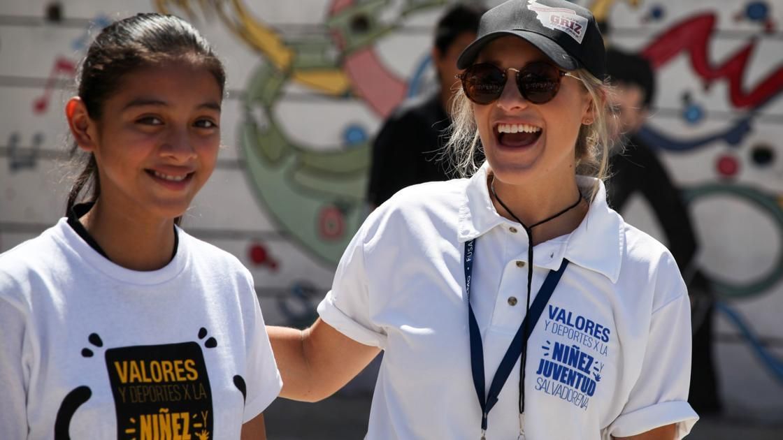 406mtsports's tweet photo. Ex-@MontanaGrizWBB, @MontanaGrizBB basketball exchange participants savor El Salvador experience #mtscores https://t.co/NihCTXMA0I https://t.co/zzqeiP3ejk