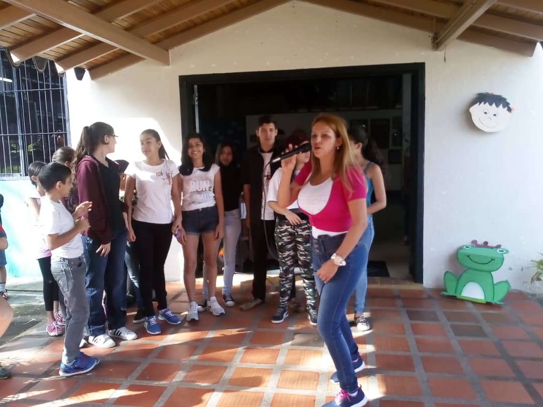 Mariscal1912's tweet photo. palabras de agradecimiento a el equipo de recreadores Ubch y CLAP de Lote H Lote G y Rio Zuñiga de parte de la Directora Miriam Pernia @JauaMiranda @ZonaEducTachira @charlychaves @clapmariscal @ClapTachira @ClapOficial @FreddyBernal @dcabellor https://t.co/6OqOxbCk64