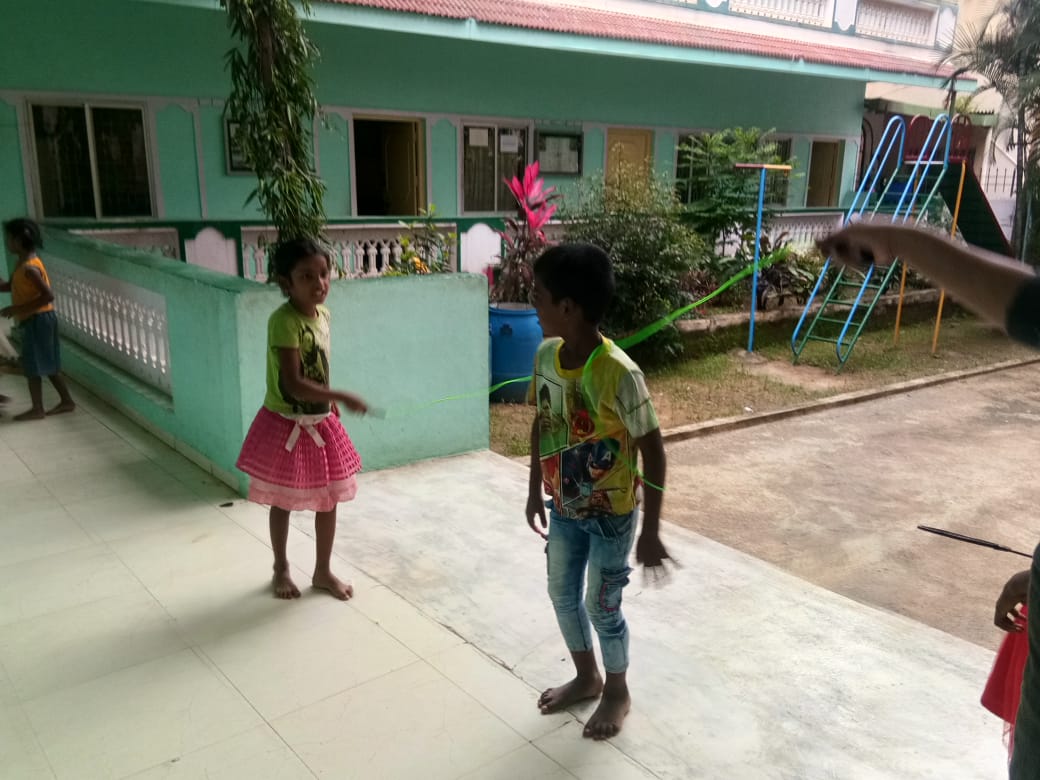 GenIB_Education's tweet photo. Our team went to the Asha Niliya orphanage in Bengaluru, India and had an amazing time playing and interacting with the kids! #generationIB #educationIB #CJCIBDP https://t.co/rOWr2TXS8C
