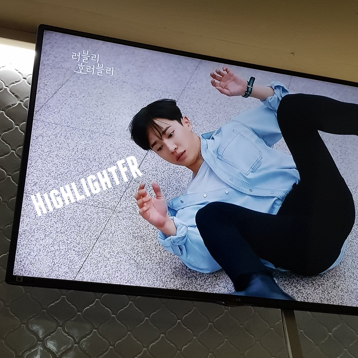HighlightFR's tweet image. [♡] Kigwang in the first episodes of Lovely Horribly 😄. After 2 episodes, it looks really interesting. We can't wait to see more! 기광아, 수고했어요 ❤.

#하이라이트 #Highlight #이기광 #러블리호러블리 #이성중 #러블리호러블리본방사수이벤트