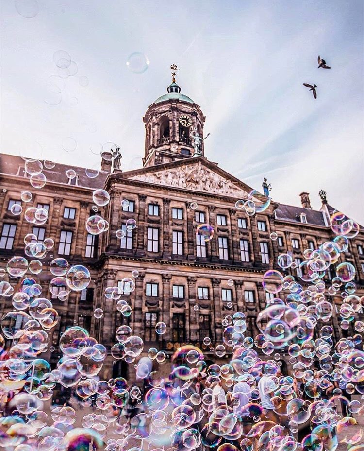 Blowing bubbles on Dam Square! 😍 ❌❌❌#lovetoshareamsterdamwithyou #love #amsterdam #damsquare #bubbles #summer #city #kusters #luxurylifestylemanagement #conciergeservice #worldtraveler #mycity #showyouaround #citytrip #goodlife #lifestyle