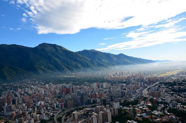CamInmobiliaria's tweet photo. #TipsInmobiliarios Venezuela es ahora un mercado de compradores: la abundante oferta y la baja demanda de inmuebles empujaría precios hacia abajo.

#14Ago #FelizMartes https://t.co/se87itr1CM