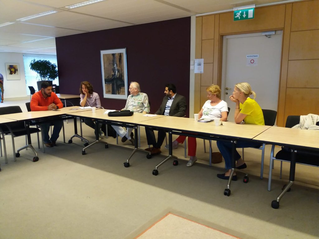 LoopvoorLevenNL's tweet photo. In het kader van de liefdadigheidsloop werd een persmoment gehouden. Veel lokale media kwam hierop af. @AhmadiJongeren @AhmadiyyaNL @kwfamstelveen @kwf_nl @HumanityFirstNL #ChairtyWalk #Kwf #Ahmadiyya #HumainityFirst https://t.co/eDKreAAcRZ