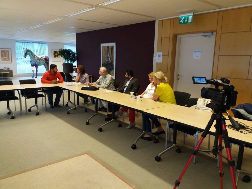 LoopvoorLevenNL's tweet photo. In het kader van de liefdadigheidsloop werd een persmoment gehouden. Veel lokale media kwam hierop af. @AhmadiJongeren @AhmadiyyaNL @kwfamstelveen @kwf_nl @HumanityFirstNL #ChairtyWalk #Kwf #Ahmadiyya #HumainityFirst https://t.co/eDKreAAcRZ