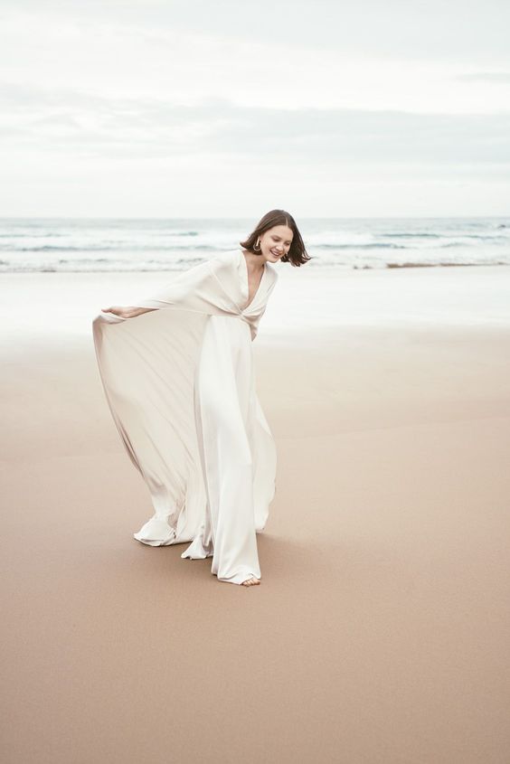 soylanoviacl's tweet photo. ¿Te casas en la playa? ☀️😍 Entonces tu vestido debe ser más ligero, relajado y, sobre todo, muy cómodo ✨ Hoy en el blog hice una nota con 20 vestidos de novia ideales para casarse en la playa ❤️  >> https://t.co/0KaRt4AOme https://t.co/IoZ0DWjJqZ