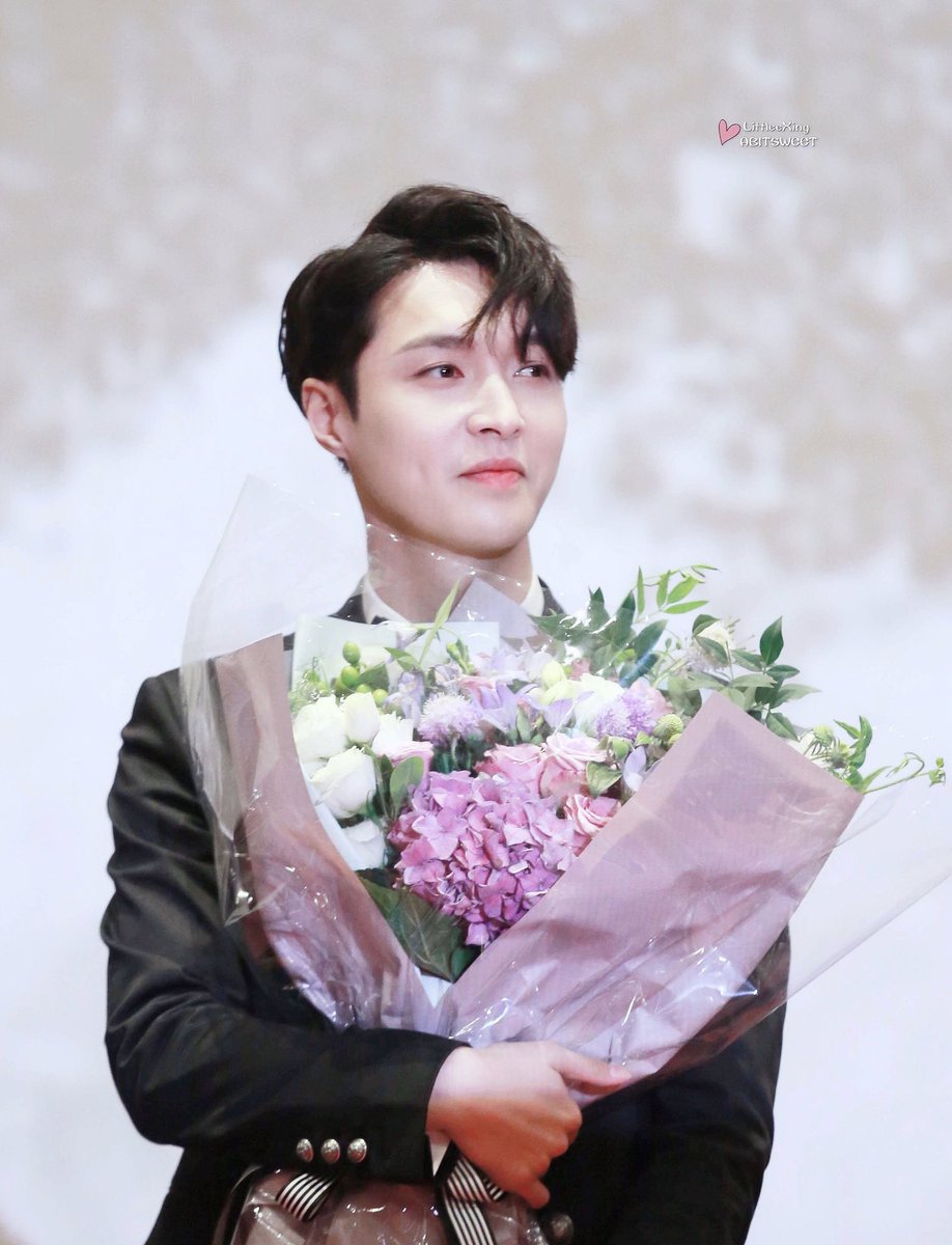 eternallyixing's tweet photo. yixing is just as beautiful as the flower bouquet in his hands 🌸🌺❤️ https://t.co/TvaUm9JiSw
