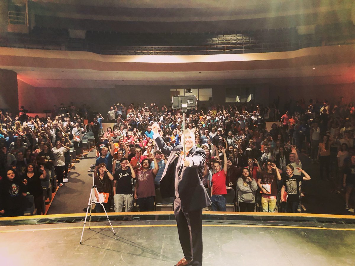 CowleyCollege's tweet photo. The annual selfie with @DennisRittle signifies the beginning of a new journey for these first time freshmen. #thebigday #college #firsttimefreshmen #TogetherWeROAR https://t.co/sZZVoyLG7U