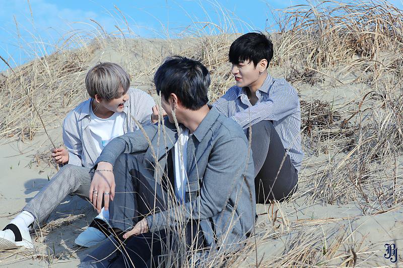 peachhaneull's tweet photo. I'm counting the days until I see you again , I smile when I think of the we spent together miss u jbj 💜💛 너무 보고싶어 #JBJ_300일_축하해 https://t.co/DQGm60t5Rx