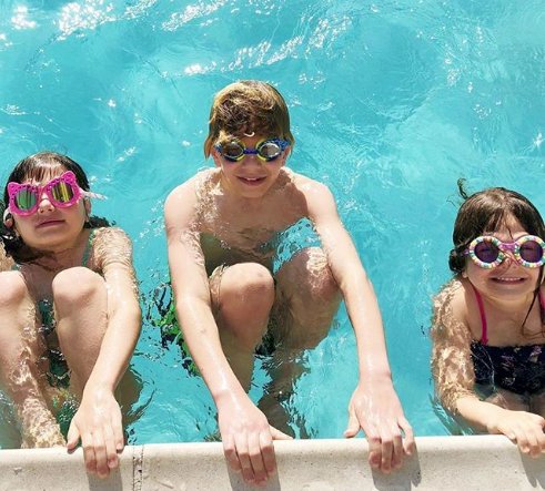 3, 2, 1, GO! 
#bling2o #swimminggoggles #swimmingmadefun #summerfeeling #poolside #competition #lookinggood #children #fashionable #wantone #underwater #splashzone #schoolholidays Photo by: @strollerinthecity