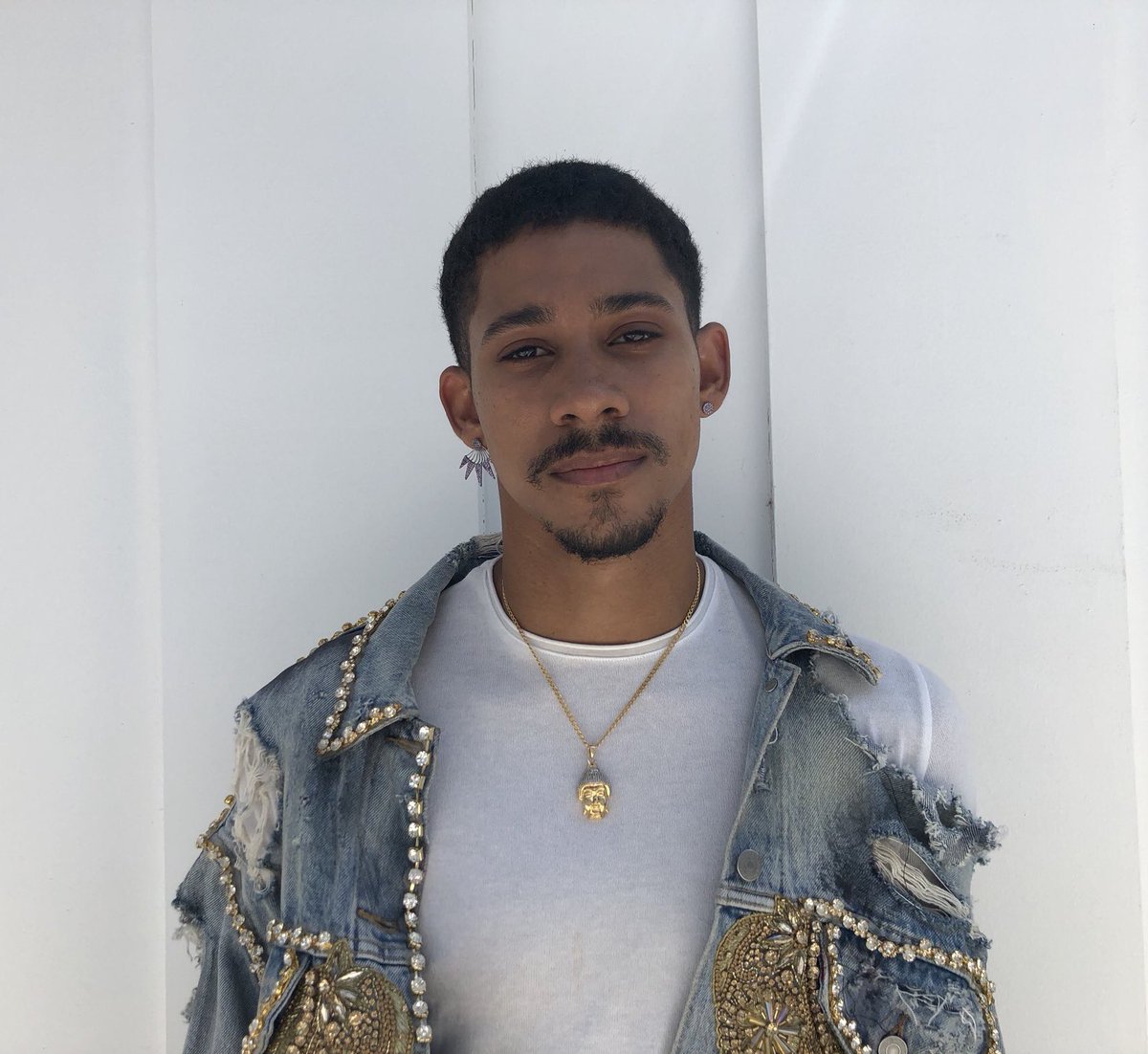 scarletwest_'s tweet photo. @KeiynanLonsdale get a man who can do both https://t.co/lOHNXzXeon
