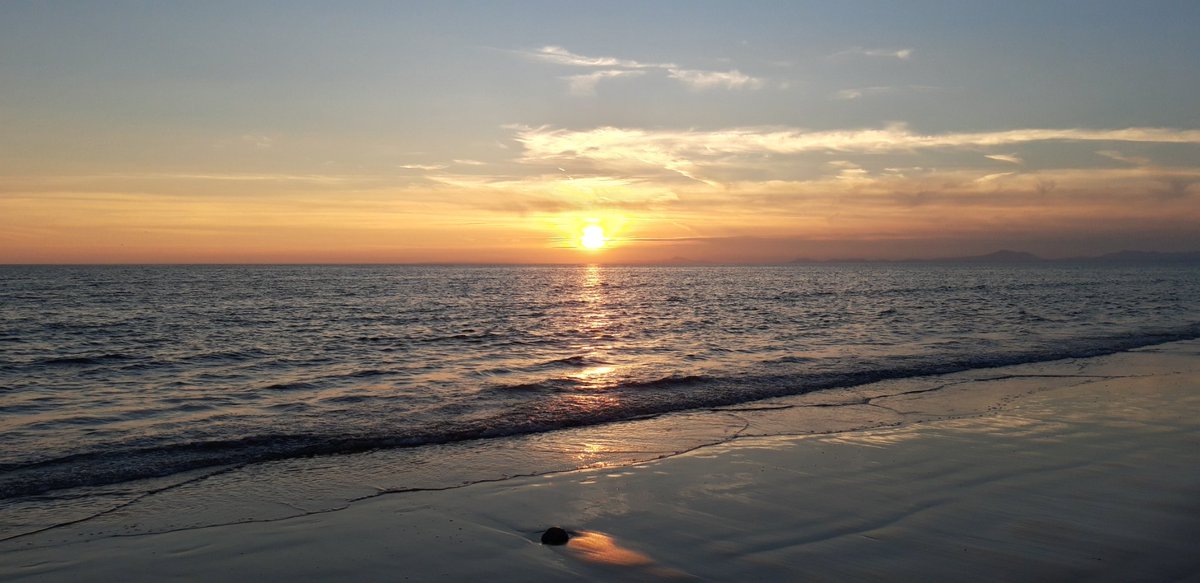 MrRHawkins's tweet photo. Can't believe this was almost a week ago :( #letmegoback #holiday #Wales #sunset #beach https://t.co/lXOWlgHK7v
