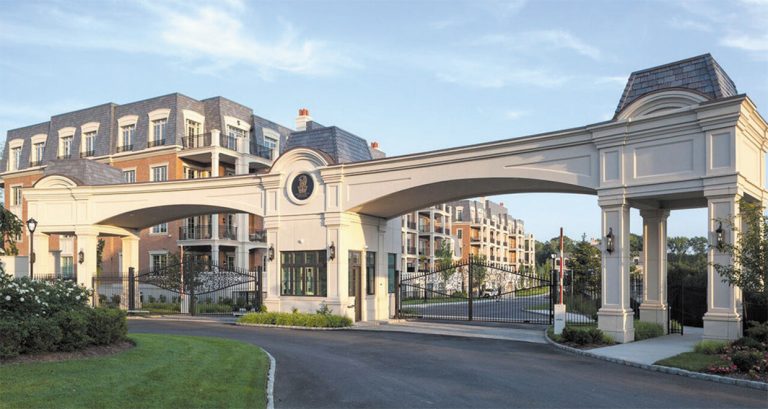 Small world, big island:
Foreign investors are increasingly buying into Long Island.
bit.ly/2MGkxGS