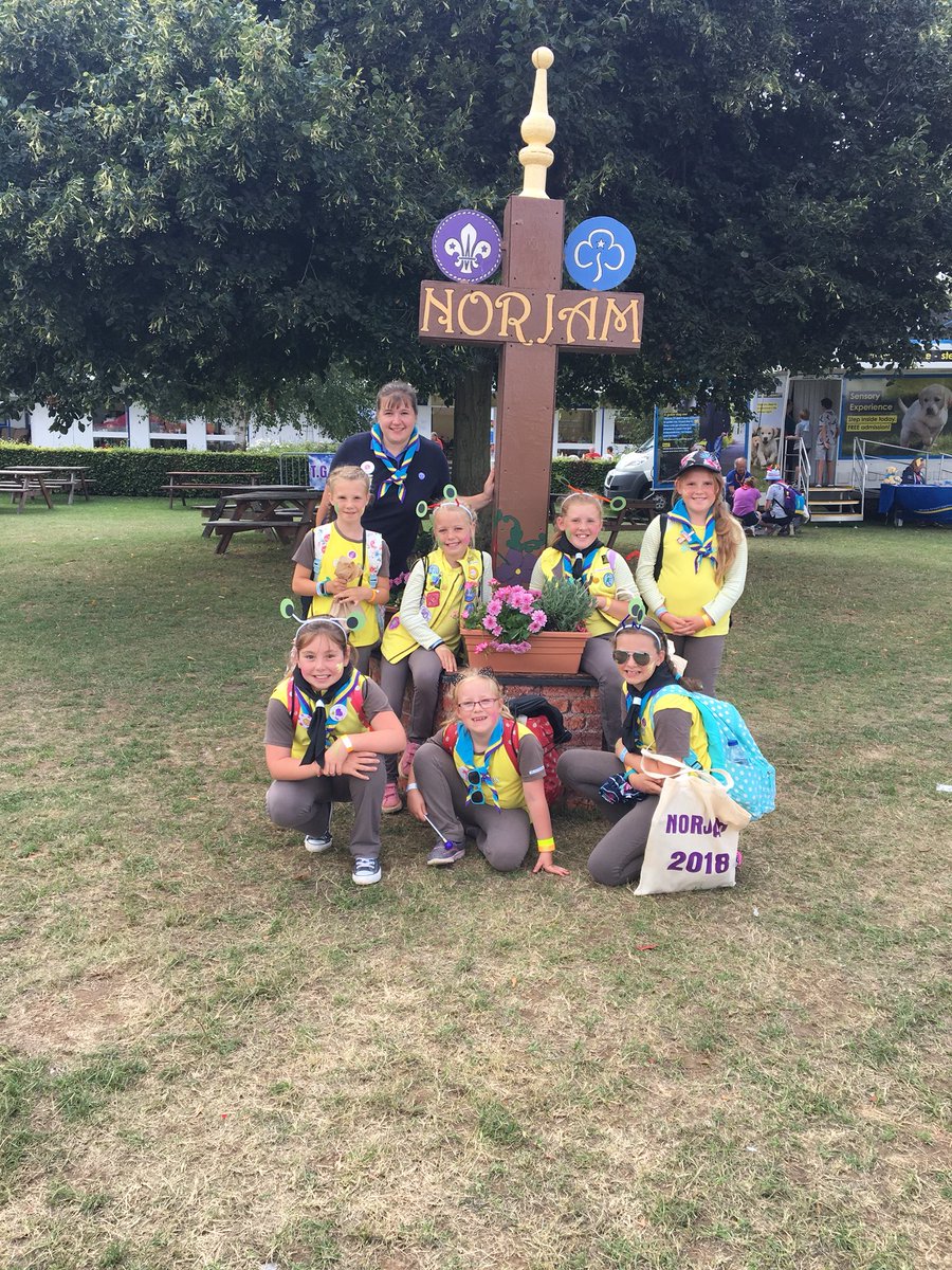 Becca_R_88's tweet photo. 2nd Oulton Brownies are having an amazing day at Norjam International Jamboree @NORJAM2018 @Girlguiding @guidingnorfolk #intothefuture https://t.co/e3bCSaxupP