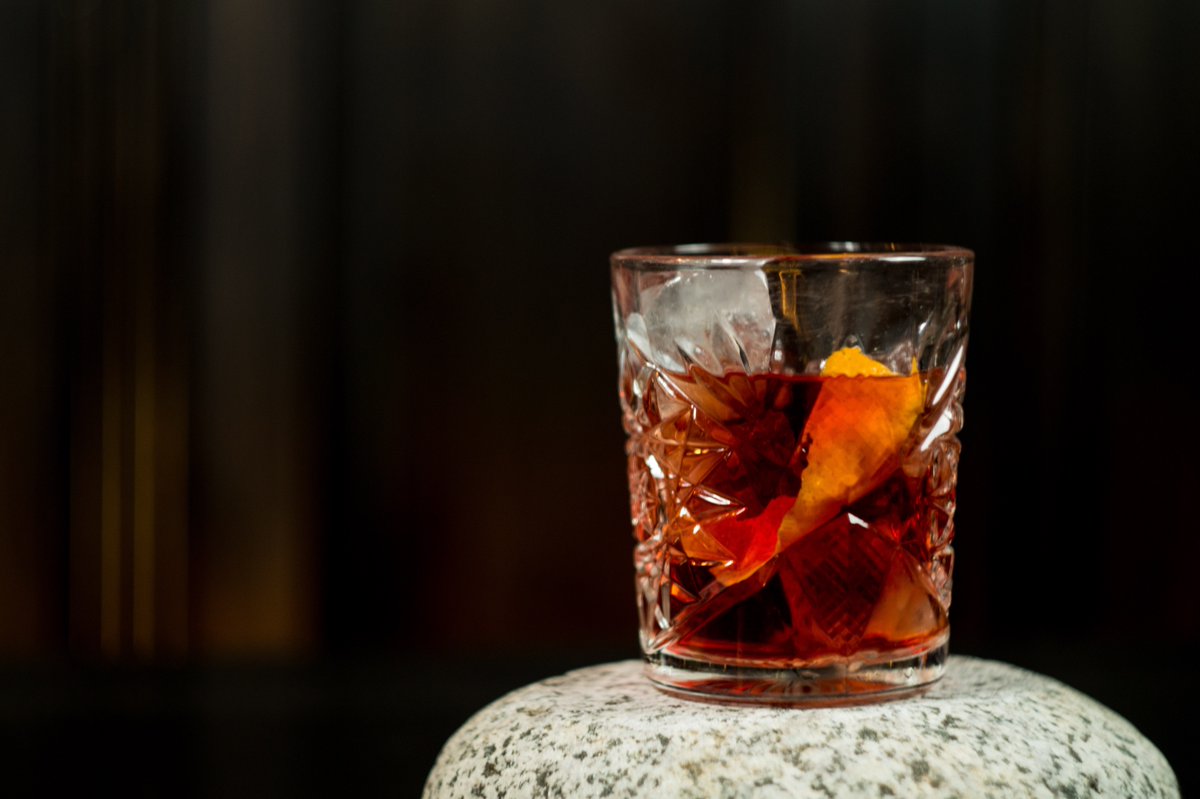 Este es Negroni. Ven a disfrutarlo! #Cocktail #RedLuxuryBar #Bar