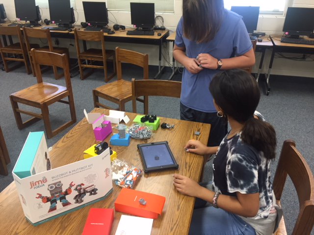 CSMS_Media's tweet photo. Genius Squad Jimu Robot Building on Day 1 #FalconsALLin #BeTheDifference https://t.co/NxqaIgTrku