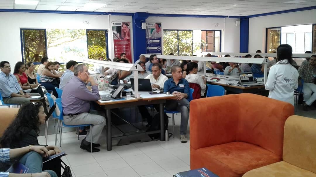 puntestrategico's tweet photo. ¡Hoy en #Bucaramanga! Seguimos en entrenamiento para recibir la transferencia de la metodología de la fase Descubrimiento de Negocios Digitales @AppsCo @Ministerio_TIC , con el apoyo de su operador nacional #PuntoEstrategico.
#AppsCoPorColombia #AppsCoEsEmprendimiento https://t.co/naLMKkGpRT