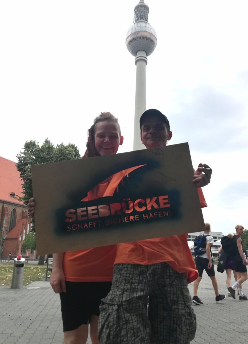 MSberlin2's tweet photo. Wir haben grade eine schicke neue #Seebrücke-Schablone geschenkt bekommen & freuen uns riesig, vielen Dank dafür! #MSberlin https://t.co/UlHExrleGE