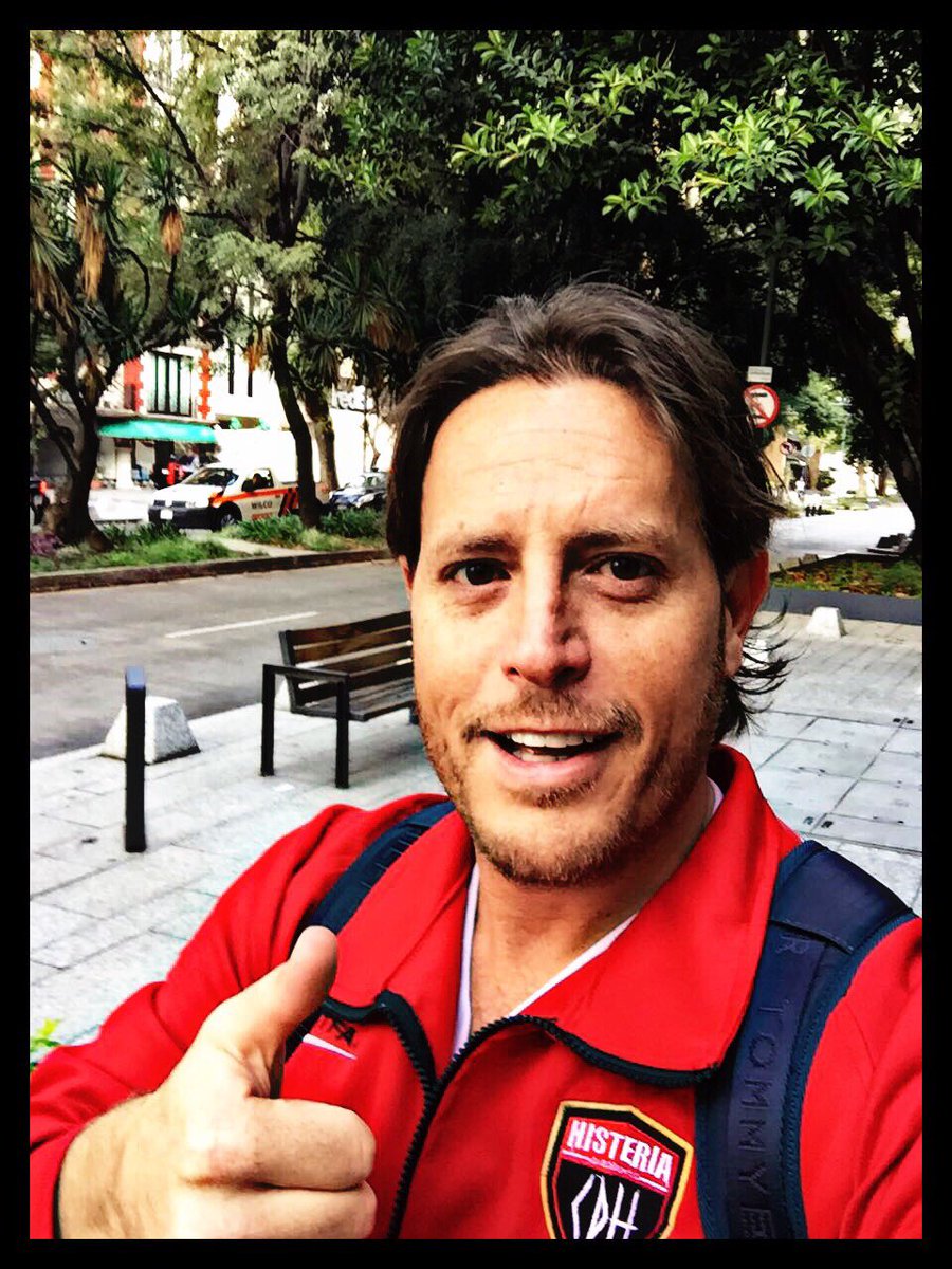 Histeria_CDH's tweet image. #HISTERIAporElMundo @JuanSerranoAct, actor 🇨🇴 y parte de nuestro equipo de Veteranos, portando su chamarra #BOTFA del equipo en algún lugar de Polanco, CDMX ⚽️

🔥#TodosSomosHisteria🇲🇽🤟🏼