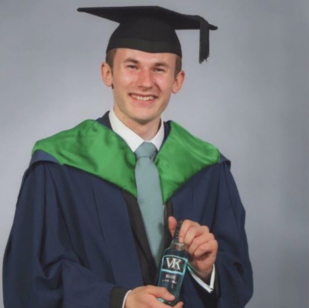 vkdrink's tweet photo. If your grad photo doesn’t look like this, did you even go to uni? 👀 
Photo Cred: @harrymuter https://t.co/JoMZqZlhLv