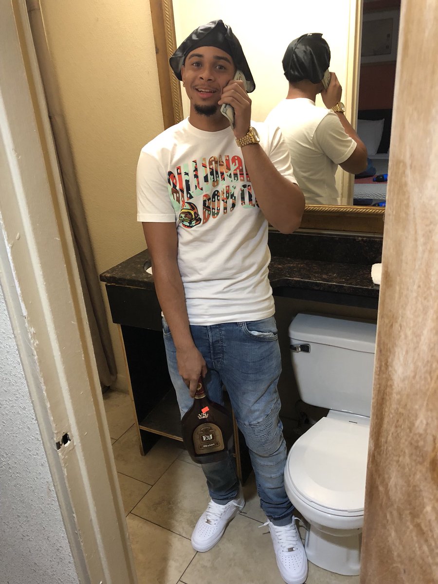 Henrysosaaa's tweet image. I’m full of pain but wake up every morning and I’m smiling.