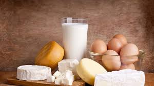 ahealthy_diet's tweet photo. أفضل مصادر الفيتامين A القابلة للامتصاص بشكل كامل هي صفار البيض ، زيت كبد الحوت ، السمك الدهني ، الزبدة ، الكبد والالبان من الحيوانات المغذية على الاعشاب الطبيعية . فيتامين (د) يمكن أن يأتي من الشمس ، زيت كبد الحوت ، صفار البيض ، والألبان التي تحتوي على المغذية على العشب ايضا https://t.co/tl3hIotndz