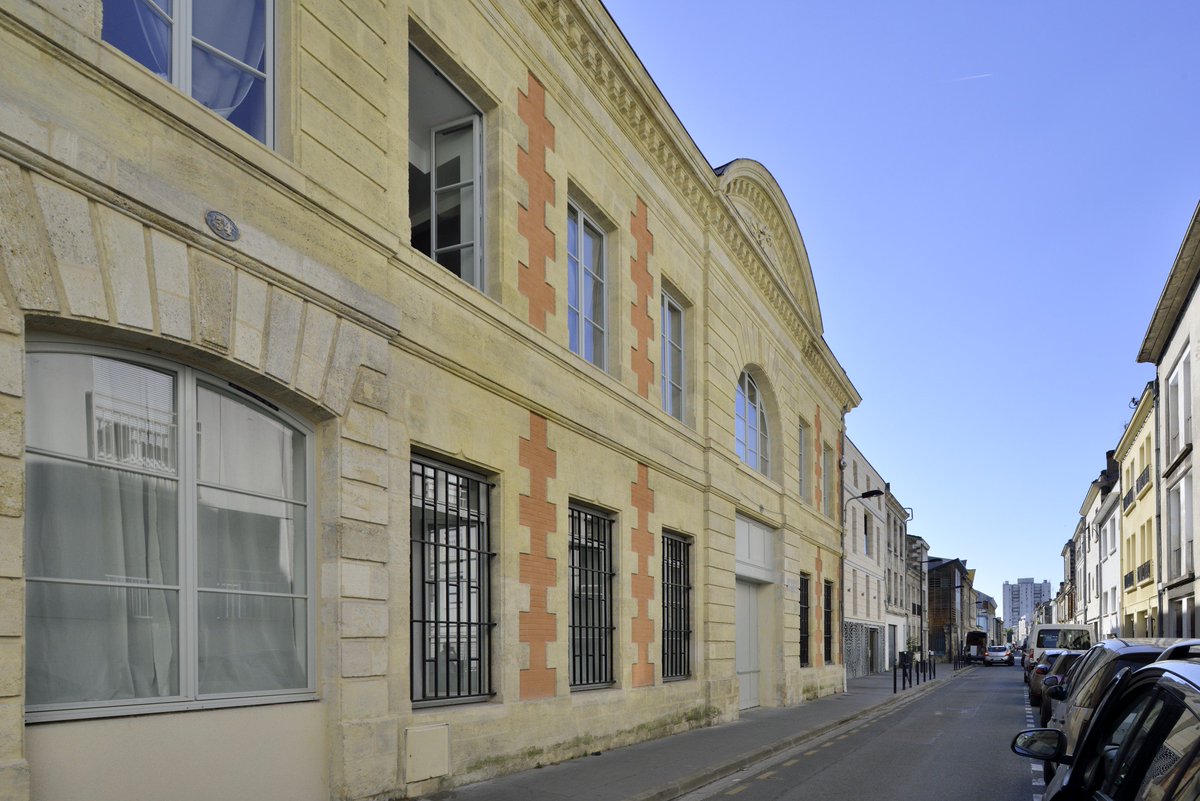 PERL_Immo's tweet photo. [#FocusProgramme] Un cannelé, ça vs dit ? On a déposé nos valises à @Bordeaux pr visiter « Villa des Arts ». 33 ménages st logés à #LoyerAbordable par notre partenaire @VilogiaGroupe ds cette réhabilitat° de prestige d’anciens chais, située en plein❤️du quartier des Chartrons https://t.co/qg9tCUBlrU